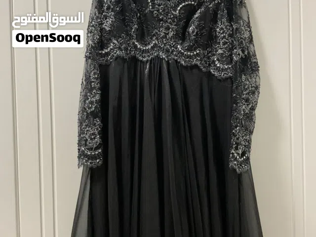 فستان سهرة أسود راقي بتطريز يدوي – حالة ممتازة