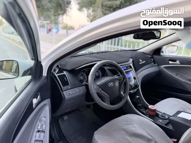 هيونداي سوناتا 2013 لون ابيض ضرر بسيط وسياره جاهزه وجديده