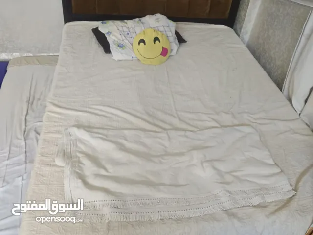 تخت بحريني مفرد ونص الخشب لاتيه للبيع بسعر مغري