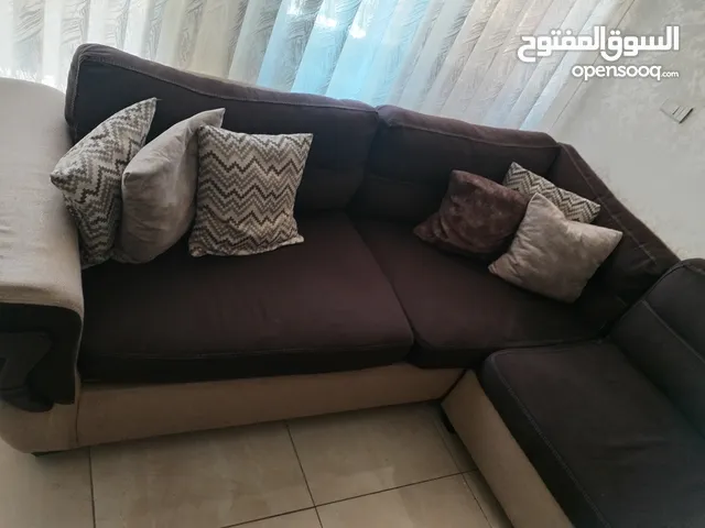 طقم كنب كورنر بحالة ممتازة استعمال خفيف قماش ثقيل تفصيل سفنج عالي خشب تقيل