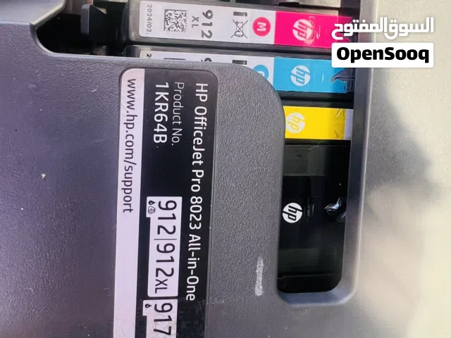 هذه طابعة HP OfficeJet Pro متعددة الوظائف وتتميز بتصميم أبيض وأسود مع شاشة تعمل باللمس.