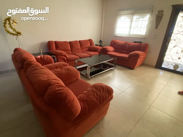 طقم كنب أميركي 7 أشخاص مع طاولتين سيكوريت جانبيات مع طاولة رئيسية