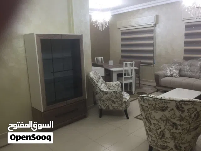 شقة نضيفة جدا في البيادر طابق اول موقع حيوي و قريبة من السوق دخلة البيت الامريكي و فوق جامع الابرار