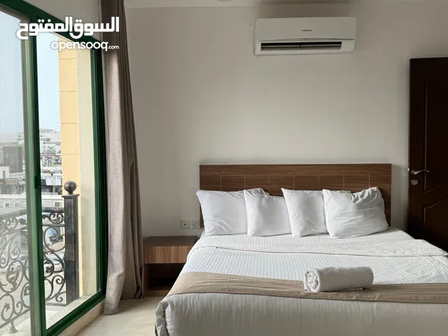 شقة للإيجار اليومي مؤثثة بالكامل بنظام فندقي وبموقع استراتيجي قريب من جميع الخدمات المطلوبه