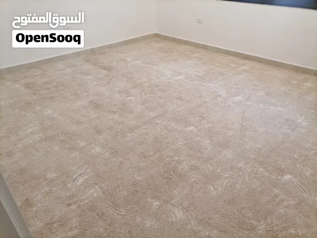 مستعمل : مكتب مع كرسي، وسجاد قص نظيف استعمال شهرين، وغسالة ملابس صغيرة