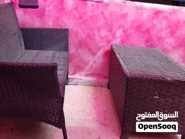 طقم جلوس مقعد ثنائي مع طاوله فقط للبيع