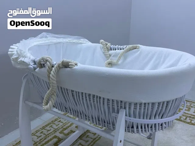 سرير وجلسة الأطفال