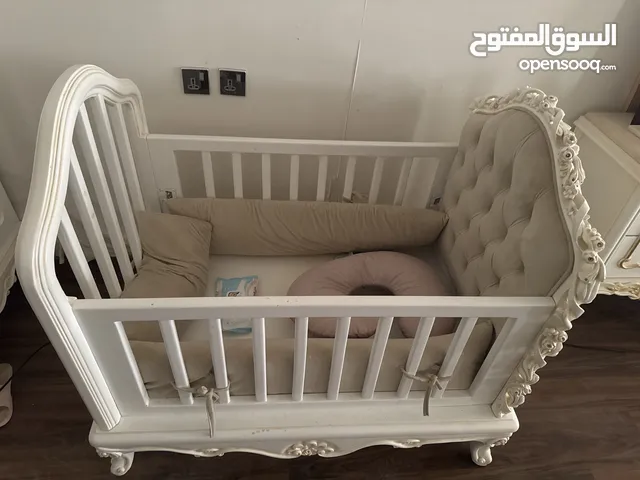 سرير اطفال نظيف