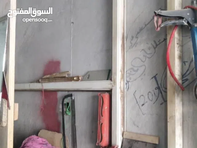 باب محل المنيوم وطاولتين واحده المنيوم وواحده زجاج صافي وكاله