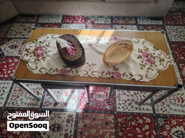 طاولة وسط خشب والمنيوم
