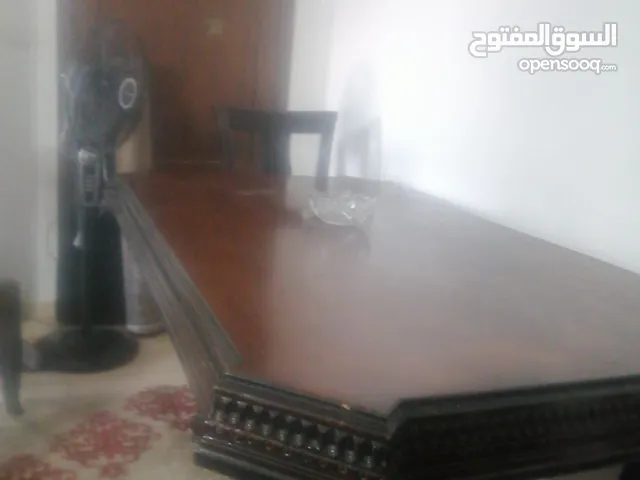 طاولة سفره  بدون كراسي كراسي لون بني محروق خفضنا السعر ل 40 دينار