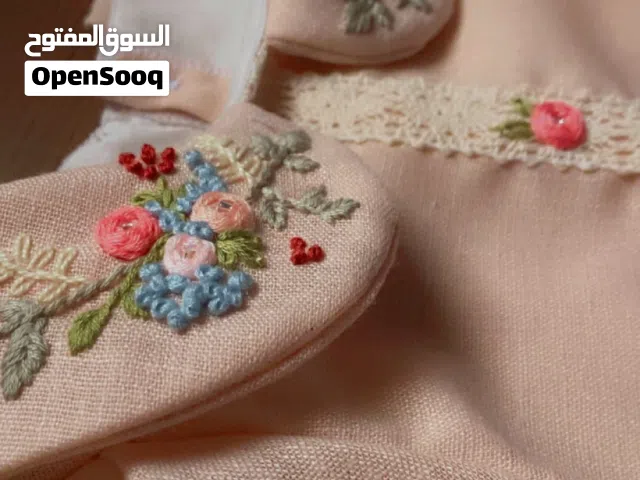 طقم ريفي اوروبي  بناتي ( قميص وشورت مع لمسات  ورد تطريز يدوي فاخر ) القماش  مستدام من اللينن الناعم