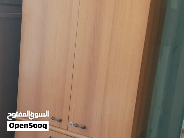 اثاث مكاتب مكون من خزائن وطاولات مكتب مستعملات بحالة ممتازة للبيع