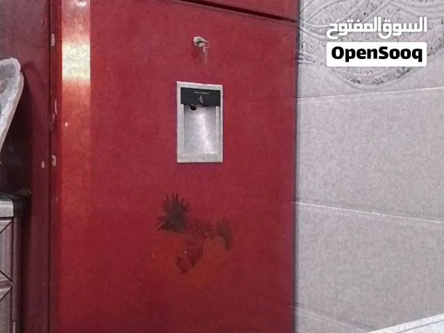 ثلاجة للبيع  الحجم 28قدم  اللون احمر  تحتوي على براد ماء