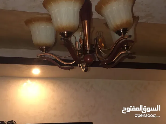 طقم كورنر جيد جدا استخدام بسيط مع ثريه بالسقف وسجاده ووسجاد للممر ومراي وطاوله وسط بسعر مغري جدا
