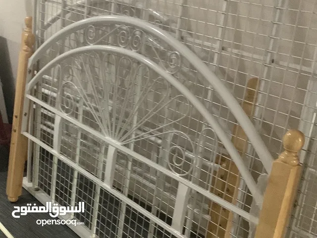 سرير حديد كبير ومكتب بحاله جيده  للبيع