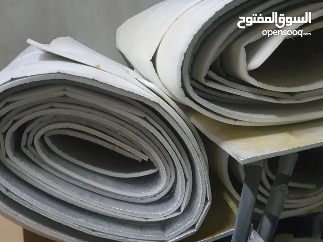 أثاث مستعمل. فلين يوضع تحت الموكيت لإعطائه سماكه