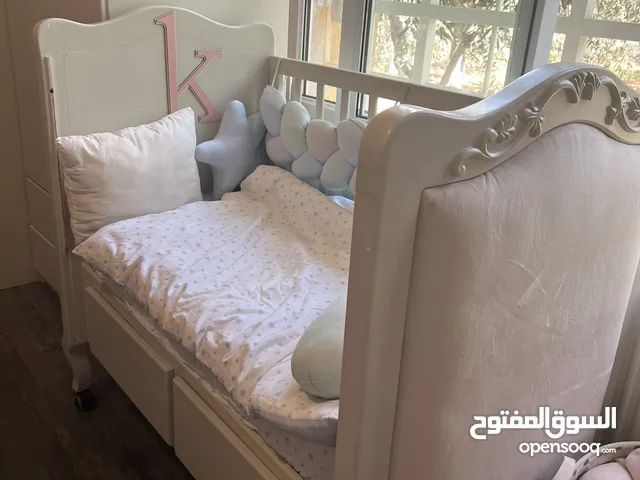 تخت للاطفال بحالة ممتازة استعمال خفيف
