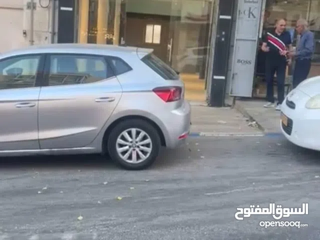 محل للبيع بالخلو ع الشارع الرئيسيي مقابل بلدية البيرة مساحة 40متر