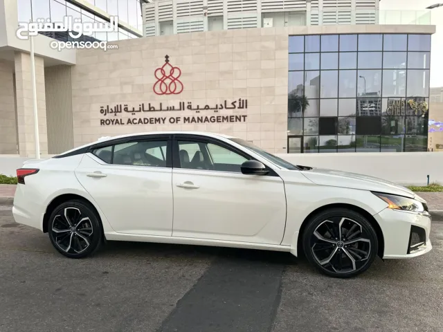 التيما SR 2023 نظيفه وبسعر منافس وممشى قليل وحادث بسيط