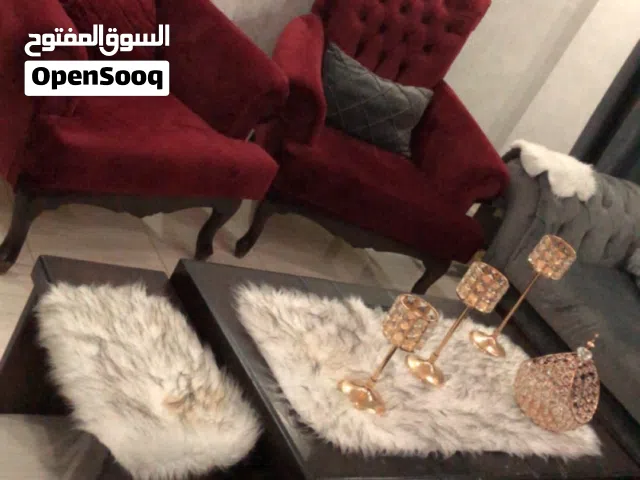 طقم كنب لون خمري وسكني مع طقم طاولات لون بني