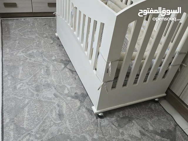 سرير اطفال رضع حتى 3 او 4 سنوات مع كل مشتملاته (مرتبة - حواجز على جوانب السرير - ملاية - شراشف)