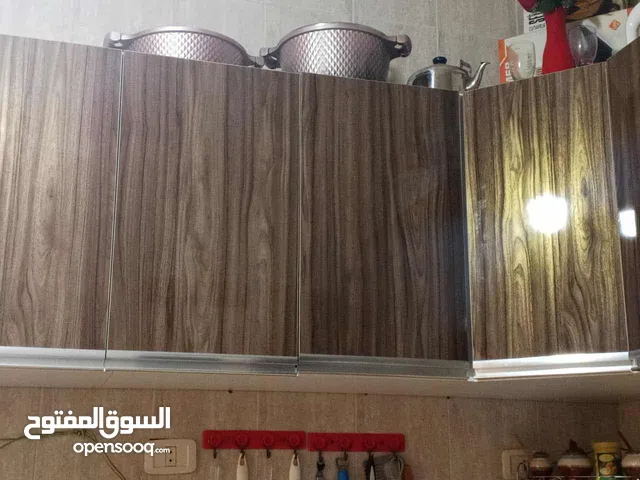 دولاب مطبخ شبه جديد استعمال بسيط طول 4متر تقريبا