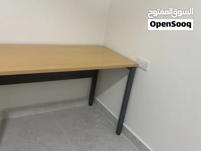 يوجد طاولتين مكتبيه وكرسي عدد 2 جديد غير مستخدم