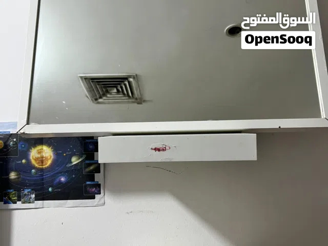 مكتب وكرسي مكتب مع مرايا و رفين