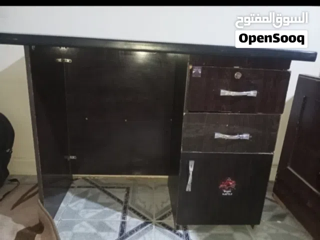 مكتب خشبي بني