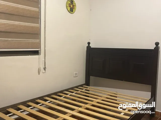 تخت بحالة الجديد مفرد ونص خشب زان مع فرشه