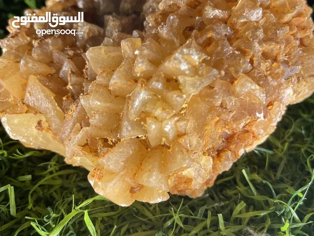 حجر طبيعي نادر – كالسيت عسلي بتكوين مشترك مع دروزي كوارتز