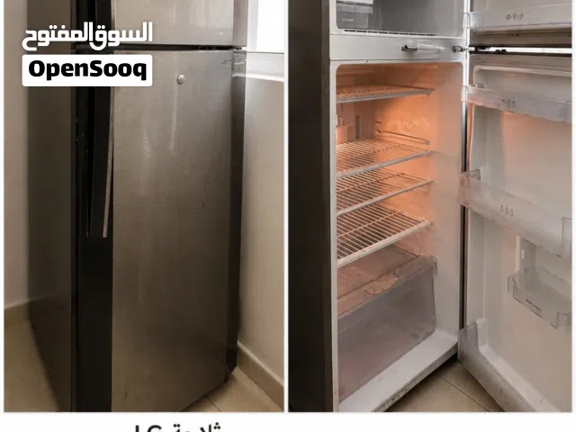 ثلاجة LG بابين بحالة جيدة وتعمل بكفاءة.
