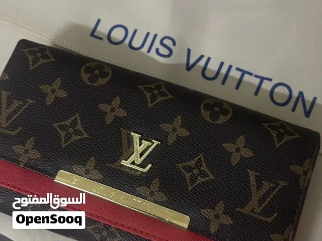 جنطه و بوك بنفس الوقت من براند LV استعمال خفيف جداً وشبه جديده