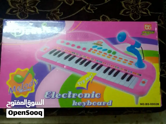 يوجد بيانو و غيتار للاطفال بحاله جديده