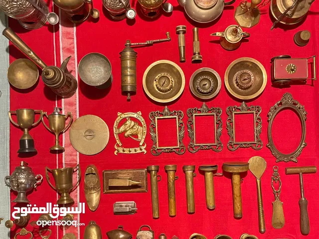 102 قطعة من نوادر ونواعم النحاسيات و 10 مداليات نحاس. التفاصيل داخل الصف.