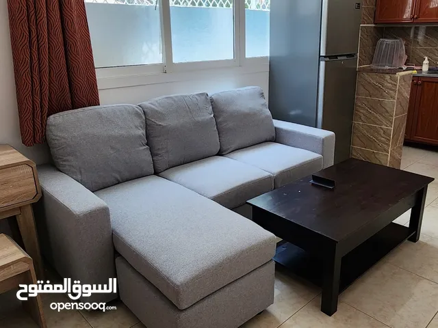 للبيع استعمال 6 شهور. شبه جديد. صوفا L shape من pan home وطاولة قهوة 120*60 أبوظبي