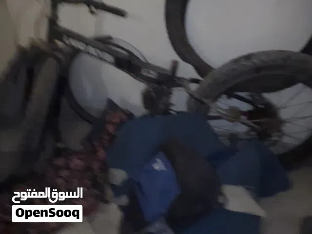 سيكل تراك كبير مشكلته تواير خربانة لكن تيوب أوكيه وفي تير اسبير