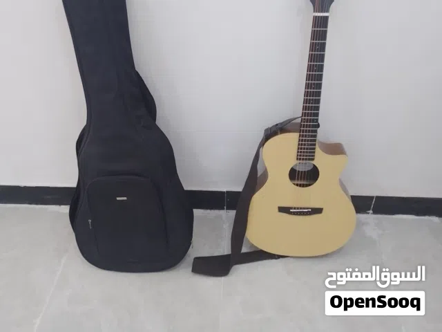 غيتار اينيا للبيع مع الحقيبا وحزام لمسك الغيتار من نفس الشركه