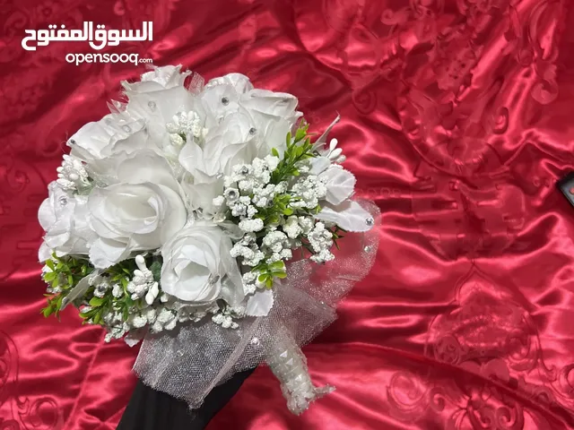 مسكه العروس اهم شي فيها بتكمل طله العروسه يوم فرحها ....ولأن الورد ما يحمل غير الورد