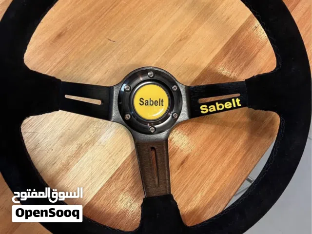 هذا مقود سيارة رياضي (Racing Steering Wheel) من علامة Sabelt، وهي شركة إيطالية مشهورة