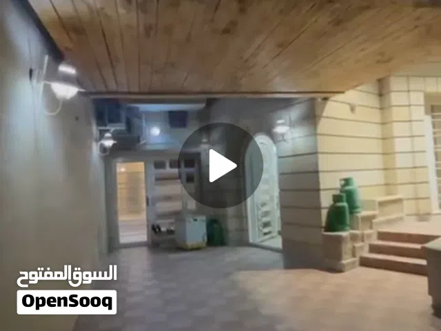 بيت حديث درجة اولى  مساحة 300  متر واجهة 10 يحتوي 4 غرف نوم و 3 حمام و كراج و حديقة موقع حي الجامعة