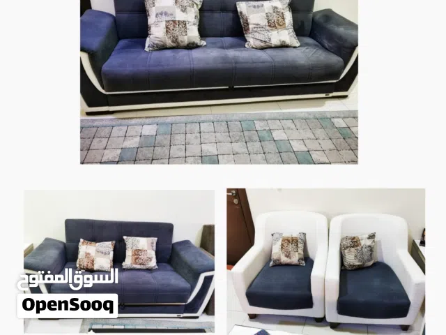 جلسة كنبة وطاولات