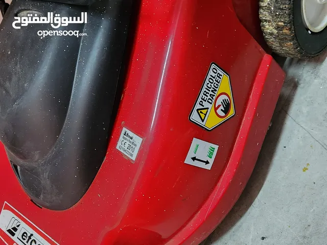 طاوله على شكل جذع شجره مع 6 كراسي ماكنة قص العشب