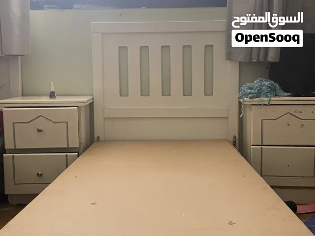 سرير ابيض مع درج