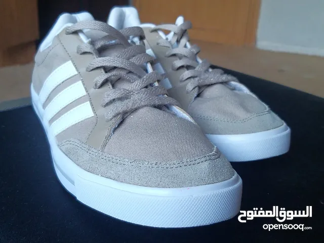 حذاء Adidas والتوصيل مجانا