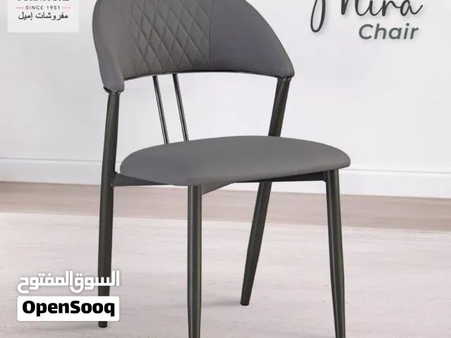 كرسي جلد سهل بالتنظيف وبتصميم أنيق وأرجل معدن بسماكة عالية جلسة مريحة متوفر باللون الرمادي الآن ب36د