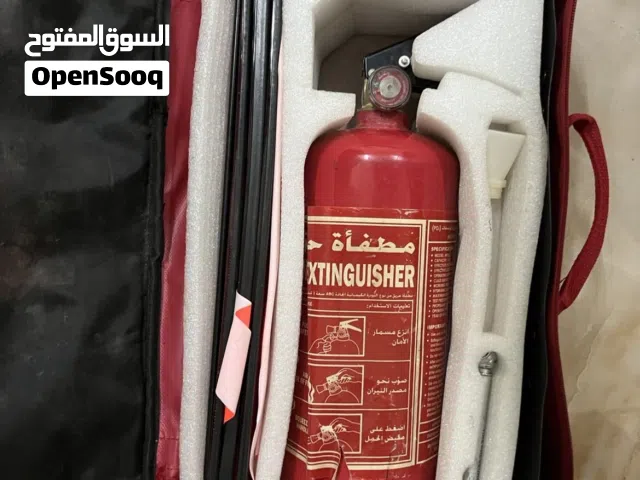 شنطة الاسعافات الاوليه و الطفايه وكاله مع ملحقاتهن لي كامري 2011