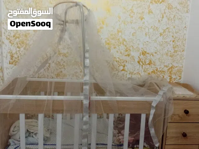 سرير اطفال بي الاكسسورات استعمال نظيف