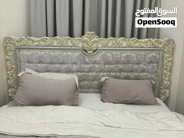 غرفه نوم مع كبت وكمدينو